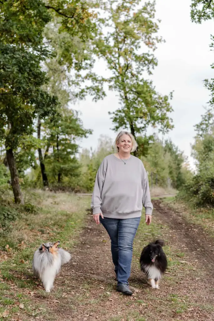 Antje Schwirz mit ihren zwei Hunden im Wald